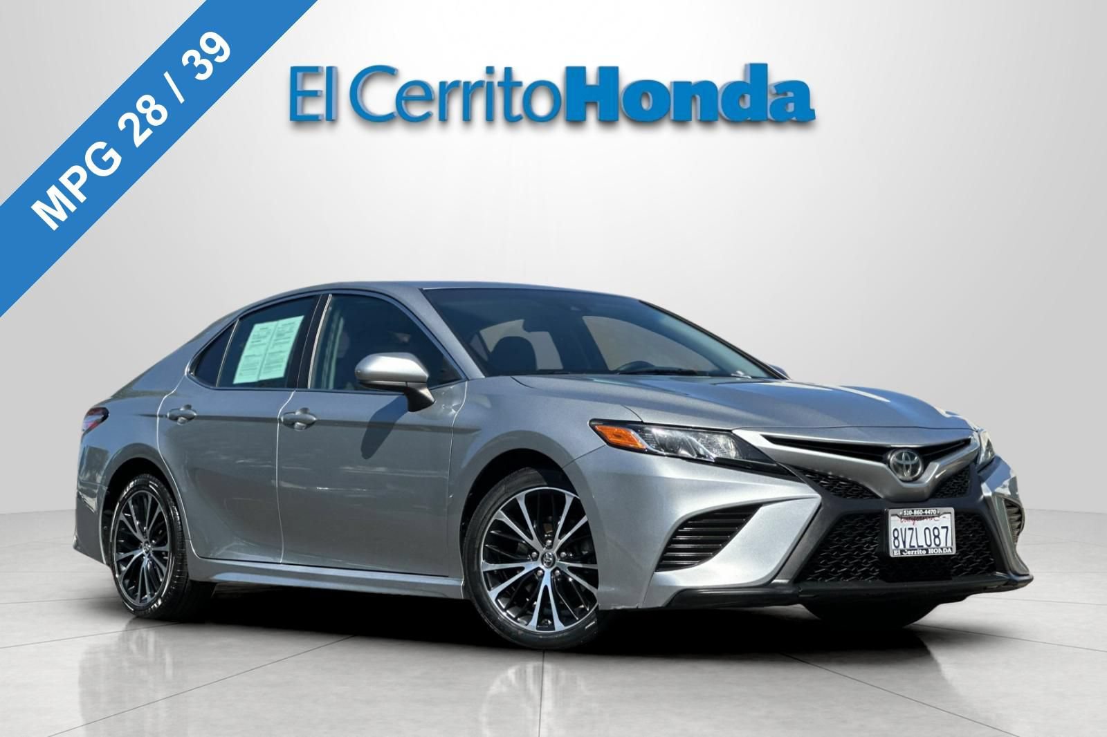 Used 2018 Toyota Camry SE FWD image 1