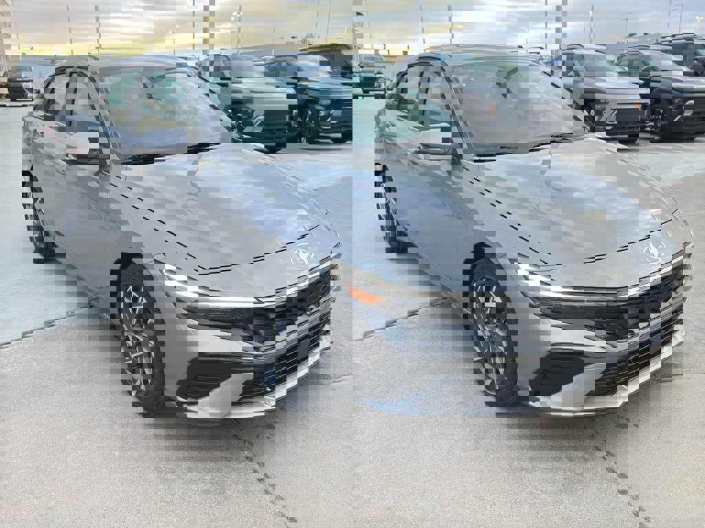 New 2025 Hyundai Elantra SEL image 2
