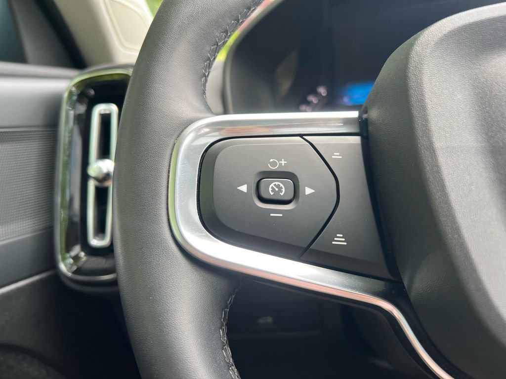 Certified 2025 Volvo XC40 B5 Core AWD/4WD image 12
