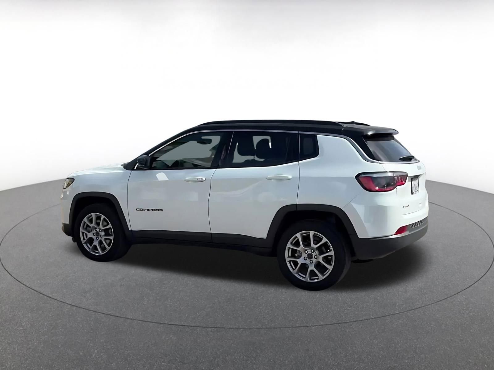 Used 2025 Jeep Compass Limited AWD/4WD image 10