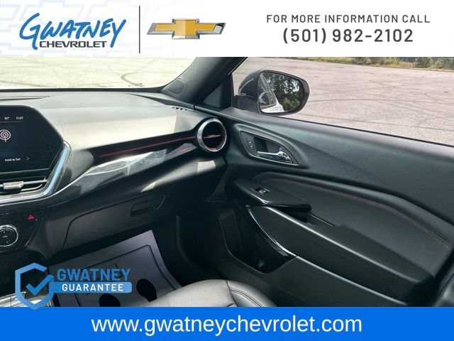 Used 2025 Chevrolet Trax RS w/ Sunroof Package FWD image 24