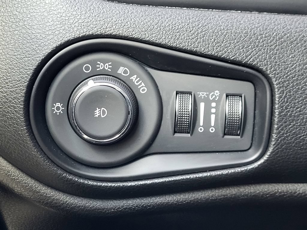 Used 2017 Jeep Renegade Latitude w/ Cold Weather Group AWD/4WD image 14
