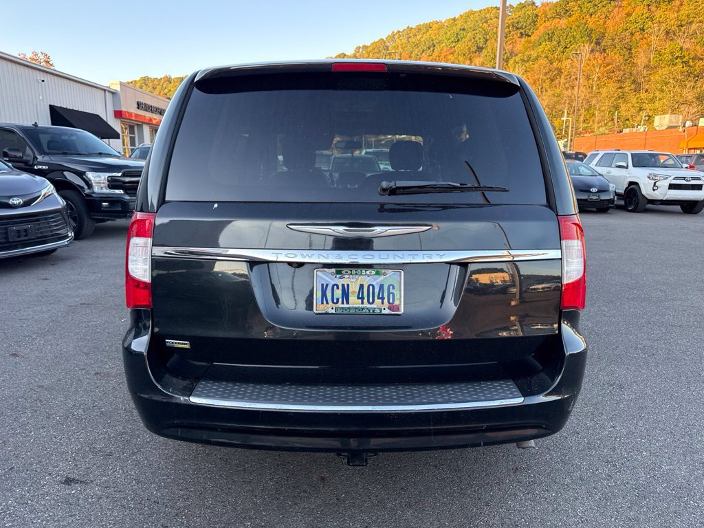Used 2015 Chrysler Town & Country Touring FWD image 3