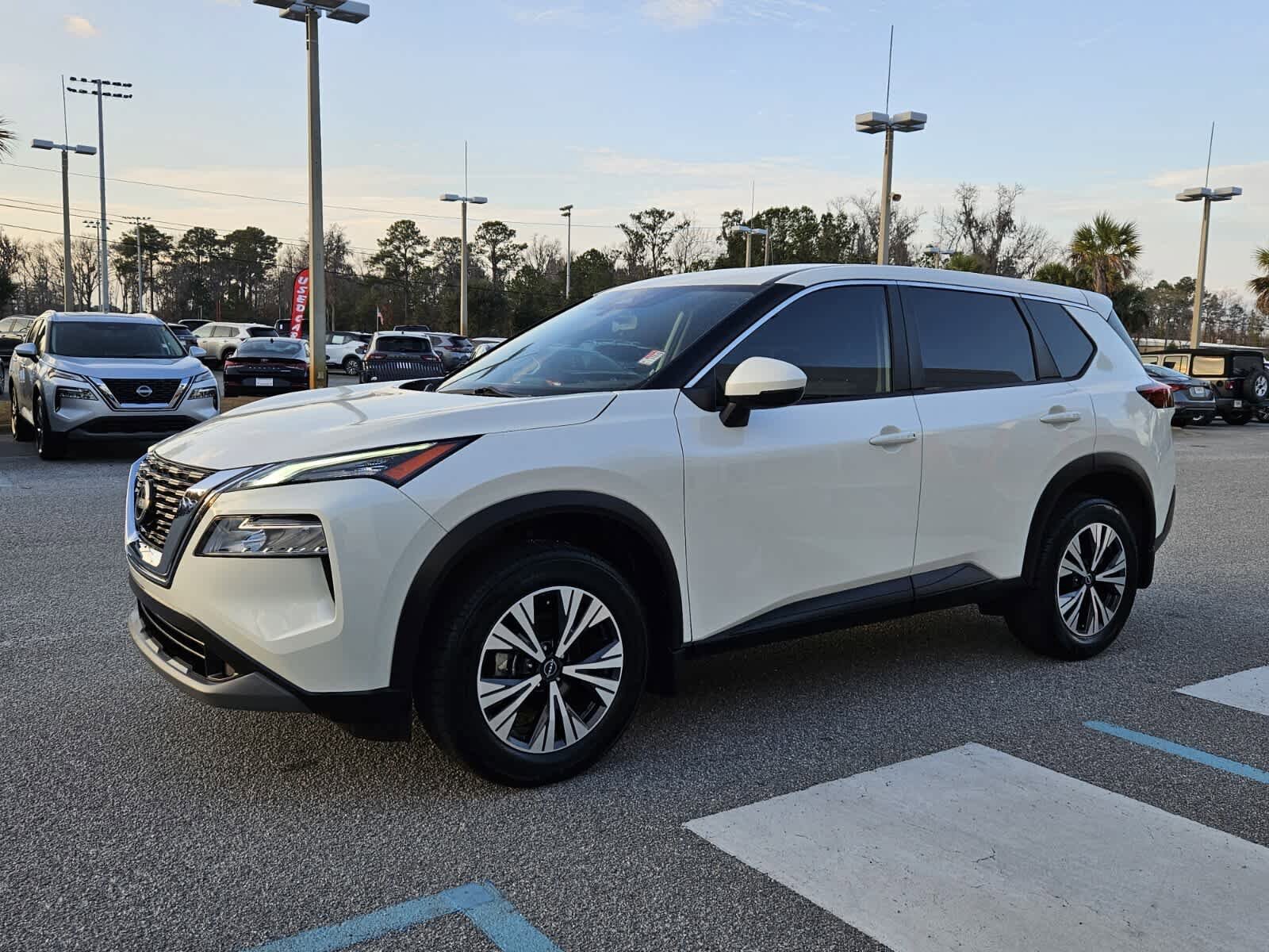 Used 2023 Nissan Rogue SV image 2