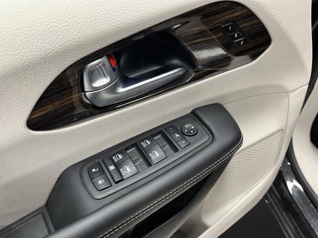 Used 2023 Chrysler Pacifica Limited image 29