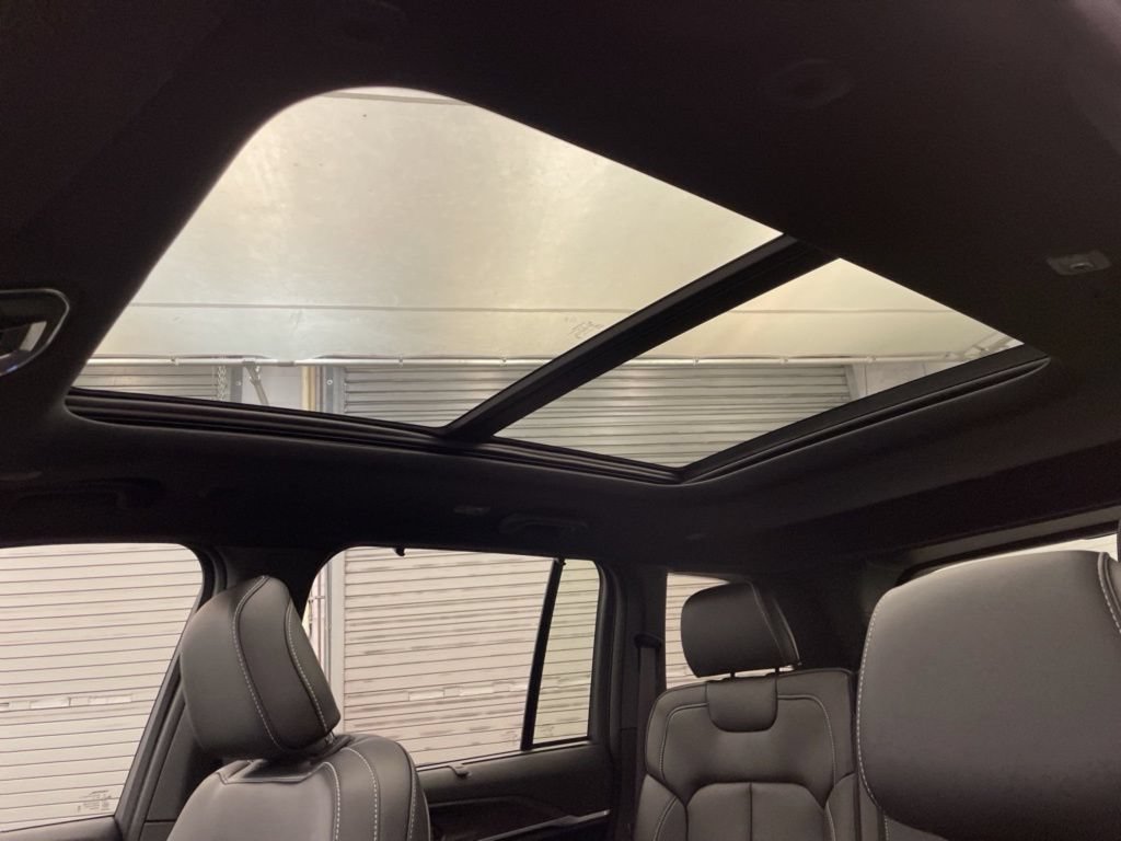 New 2025 Jeep Grand Cherokee Limited w/ Luxury Tech Group II RWD image 15