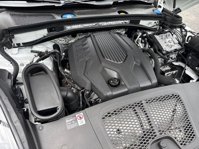 Used 2025 Porsche Macan AWD/4WD image 32