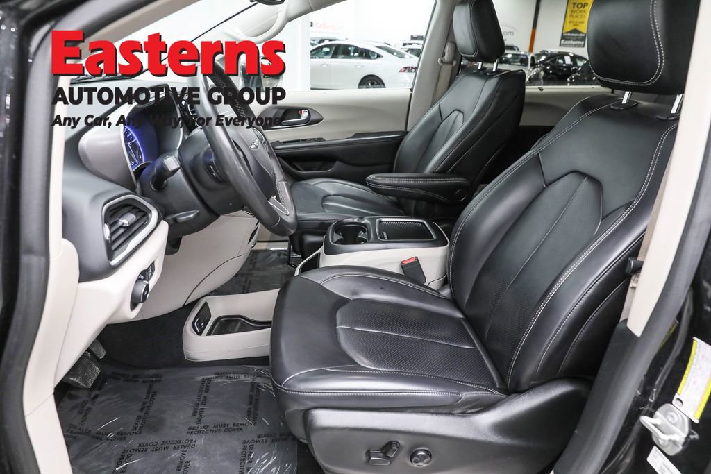 Used 2023 Chrysler Pacifica Touring-L FWD image 14
