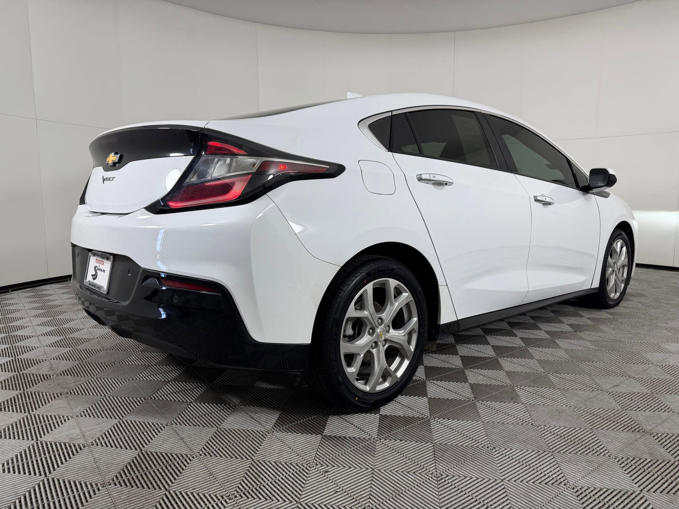 Used 2018 Chevrolet Volt Premier w/ Driver Confidence Package image 8