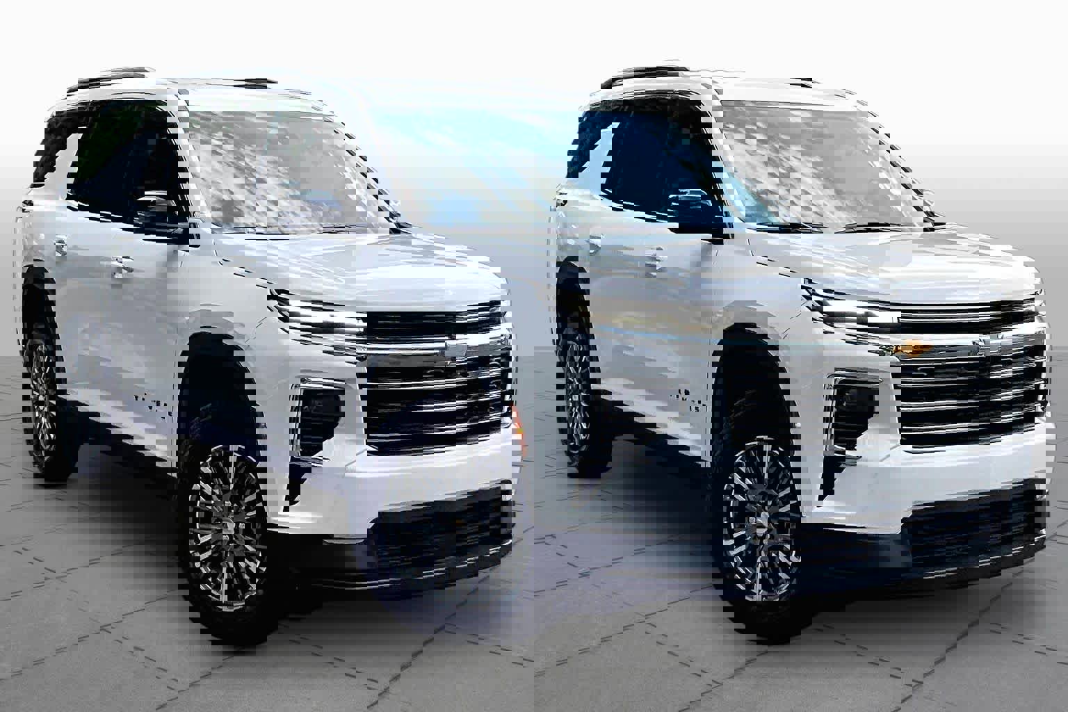 Used 2026 Chevrolet Traverse LT w/ Driver Confidence Package FWD image 3