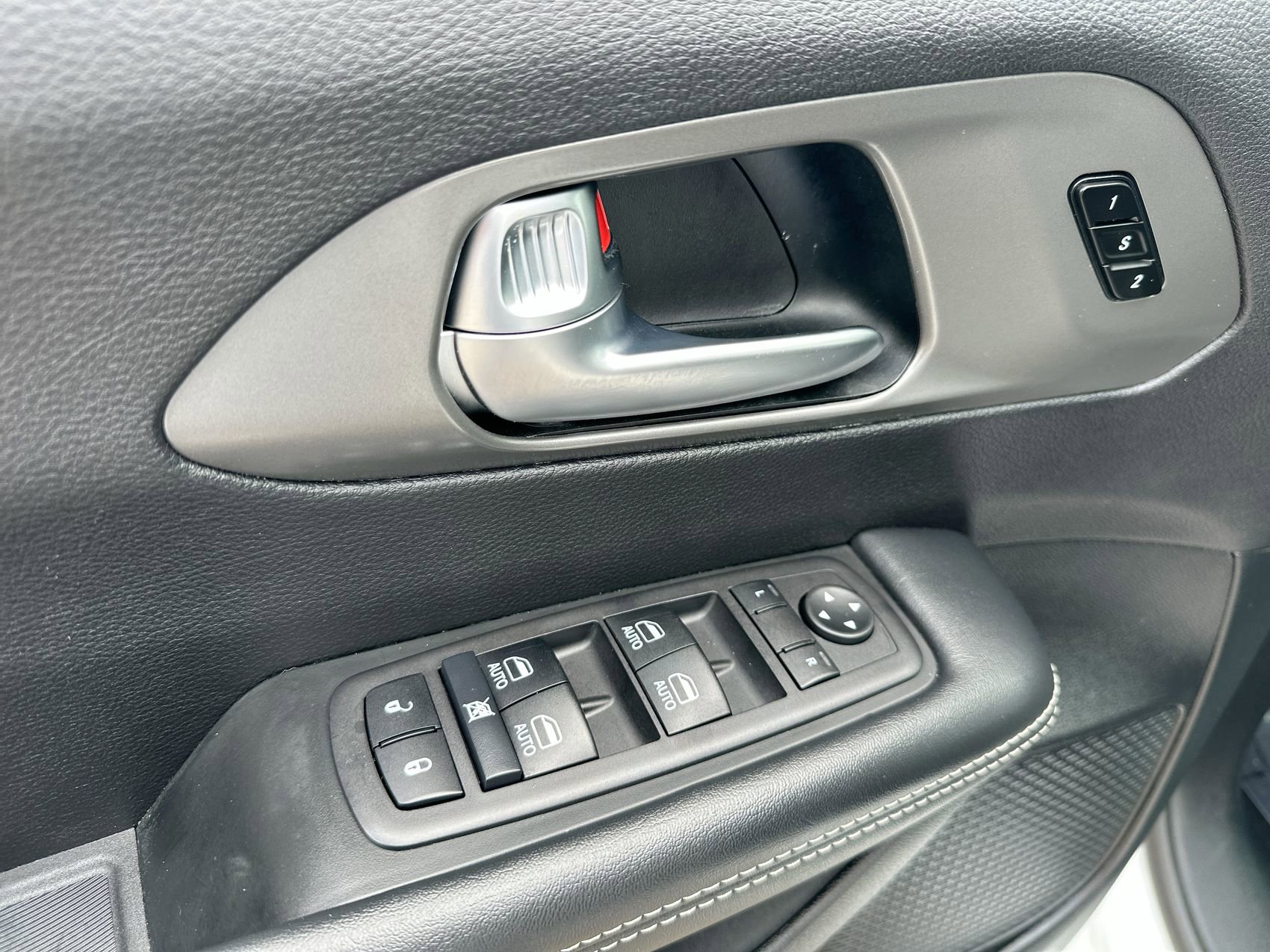 Used 2025 Chrysler Pacifica Select FWD image 13