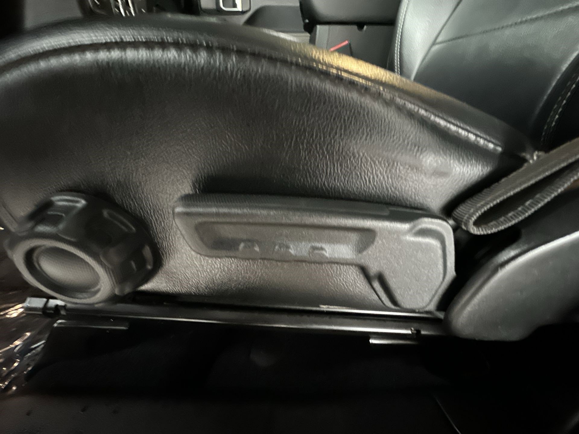 Used 2019 Jeep Wrangler Unlimited Sahara w/ Uconnect 4C Nav & Sound Group image 14