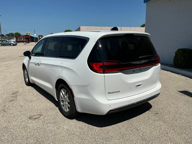Used 2023 Chrysler Pacifica Touring FWD image 3
