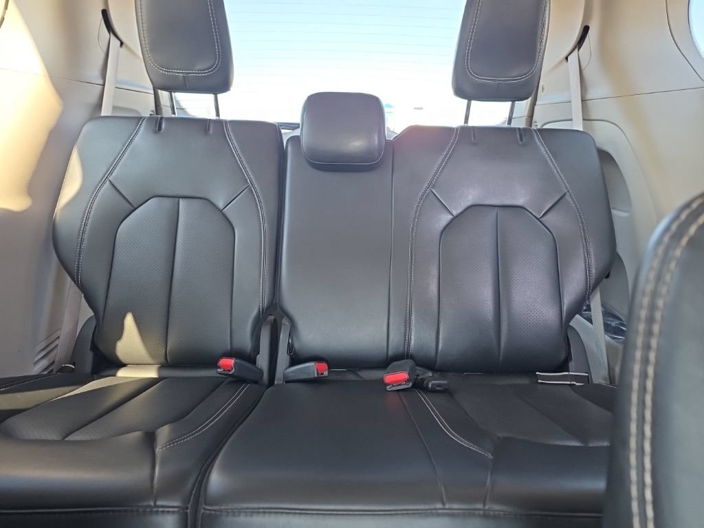 Used 2024 Chrysler Pacifica Touring-L FWD image 12