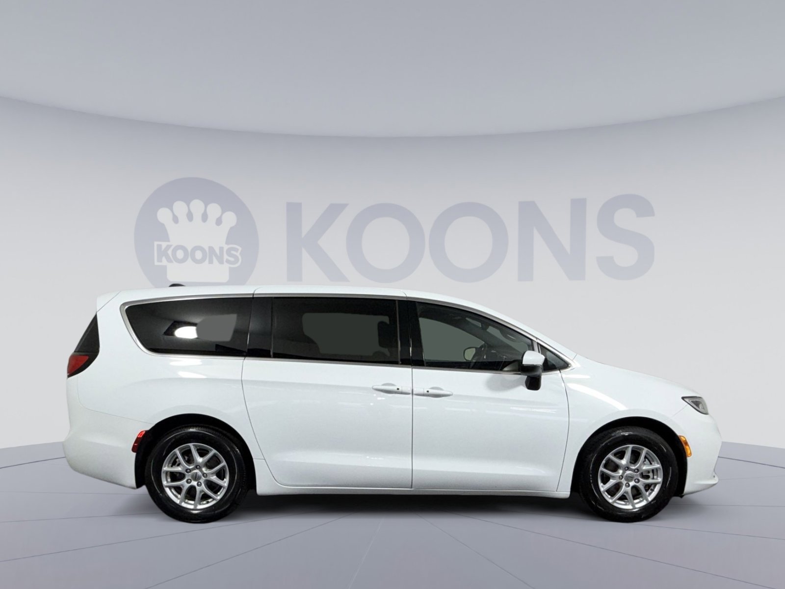 Used 2023 Chrysler Pacifica Touring FWD image 8