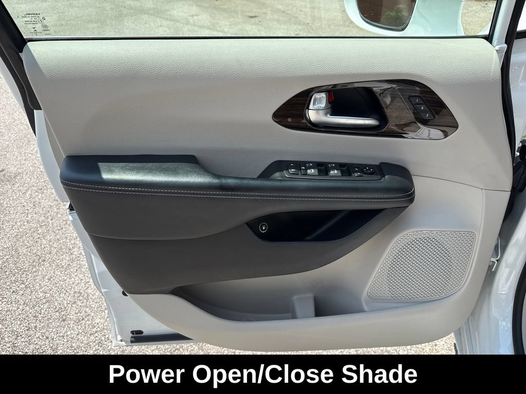 Used 2021 Chrysler Pacifica Limited w/ Uconnect Theater Family Group FWD image 15