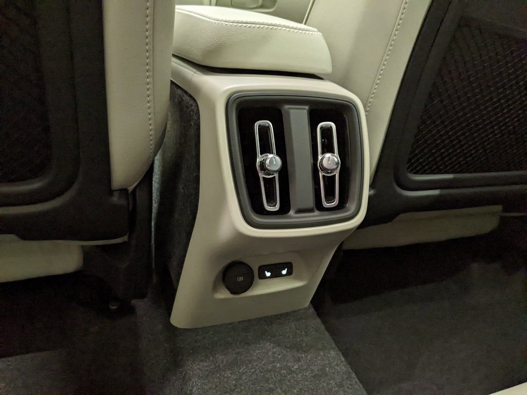 New 2026 Volvo XC40 B5 Ultra w/ Protection Package Premier image 24