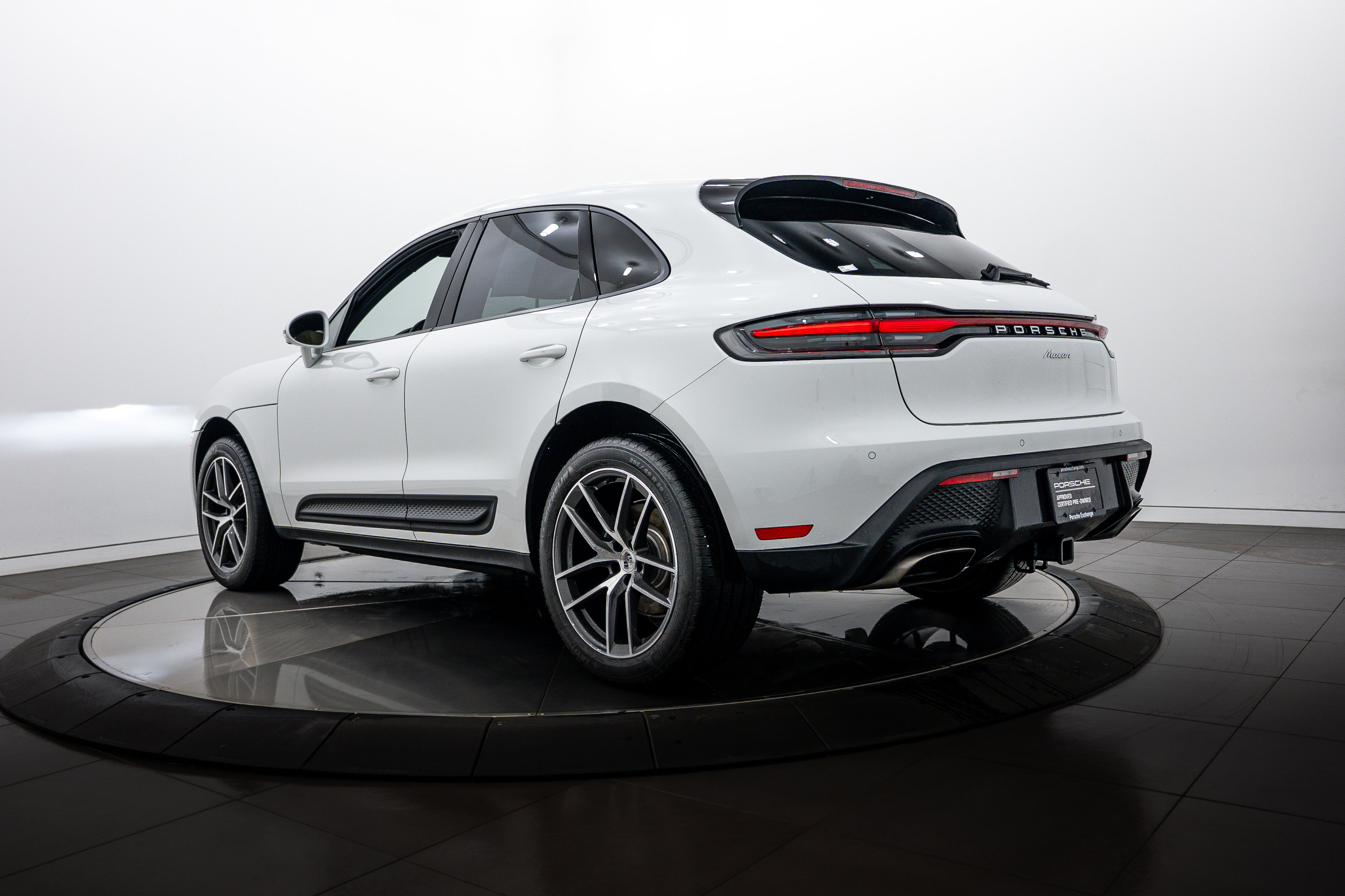 Certified 2025 Porsche Macan image 3