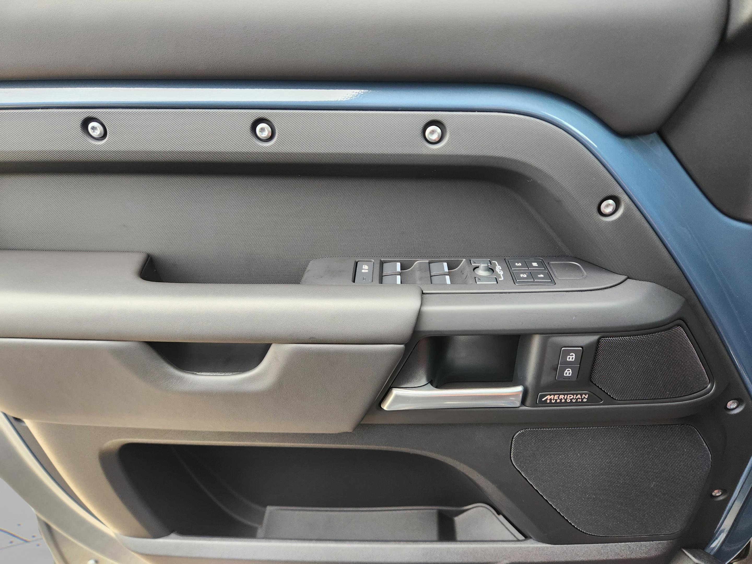 Certified 2025 Land Rover Defender 110 X-Dynamic SE image 18