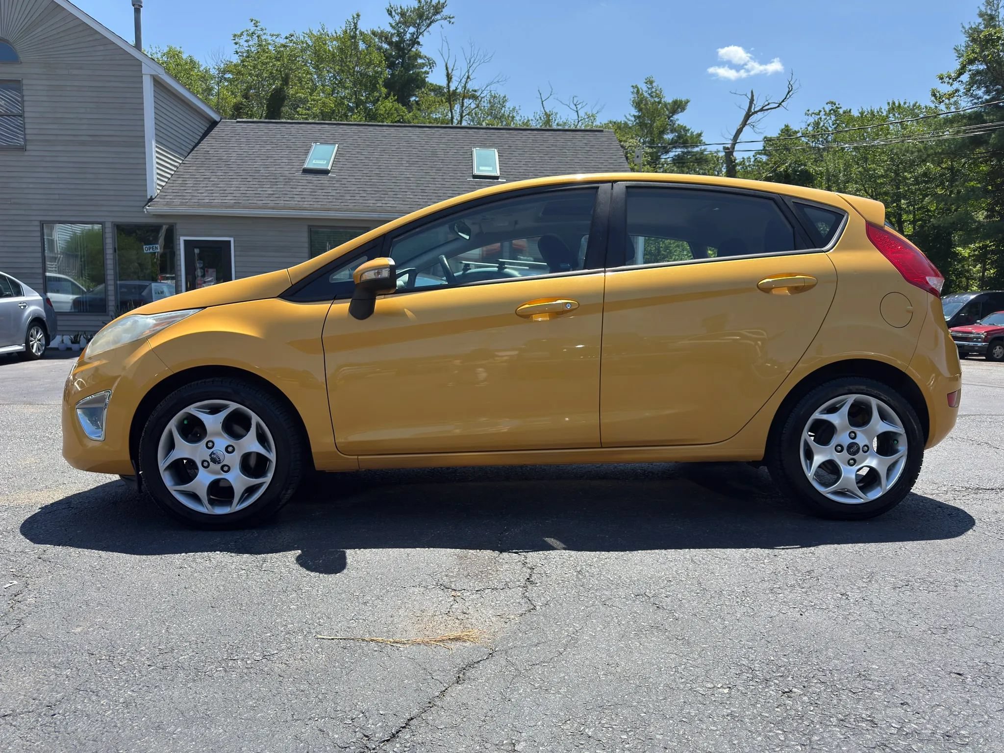 Used 2011 Ford Fiesta SES FWD image 4