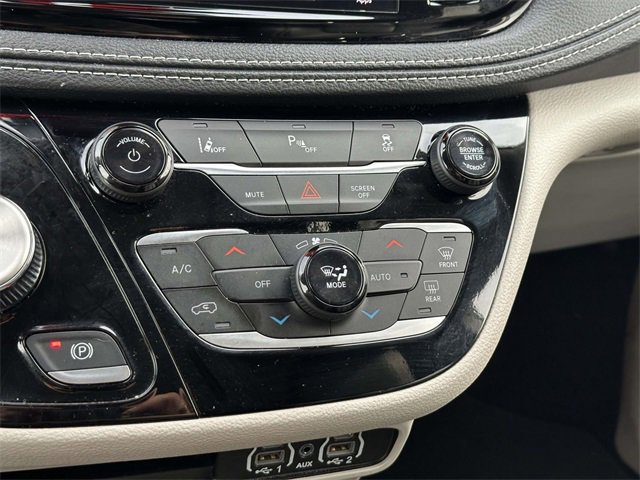 Used 2024 Chrysler Pacifica Select image 21