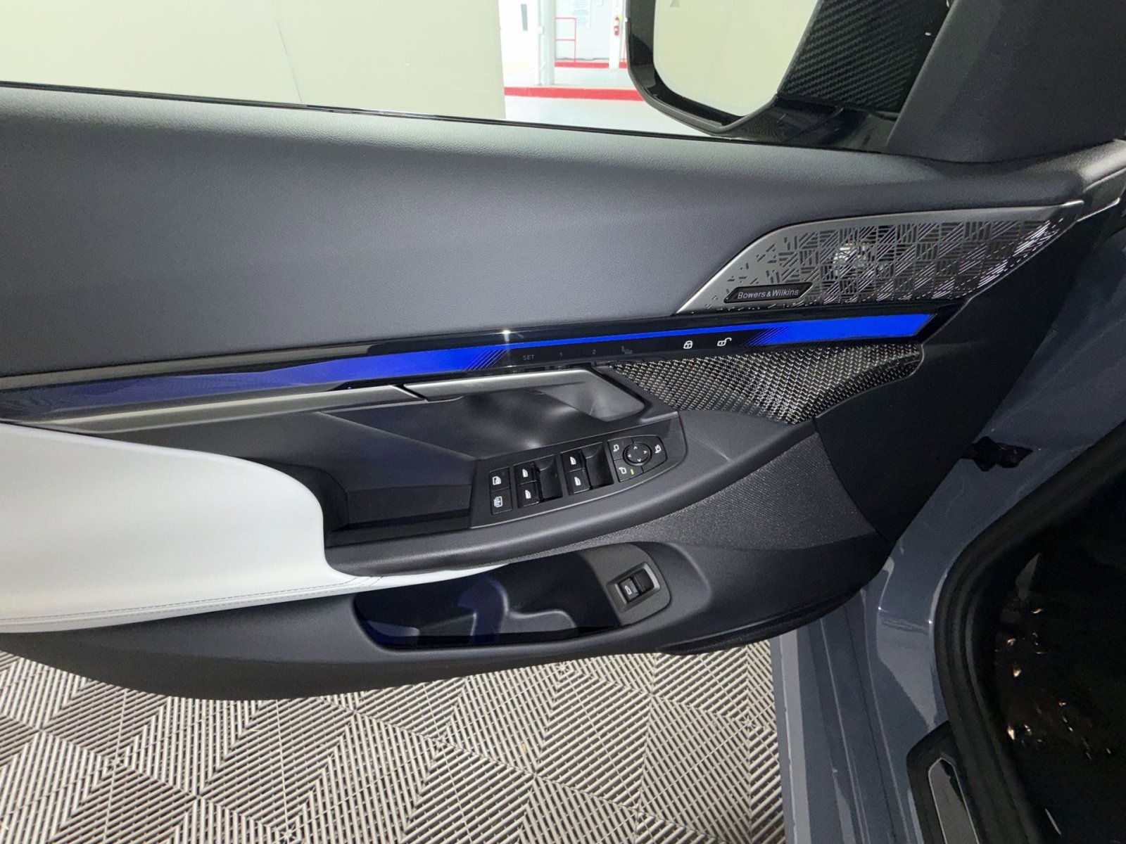 Used 2025 BMW M5 w/ Carbon Package image 12