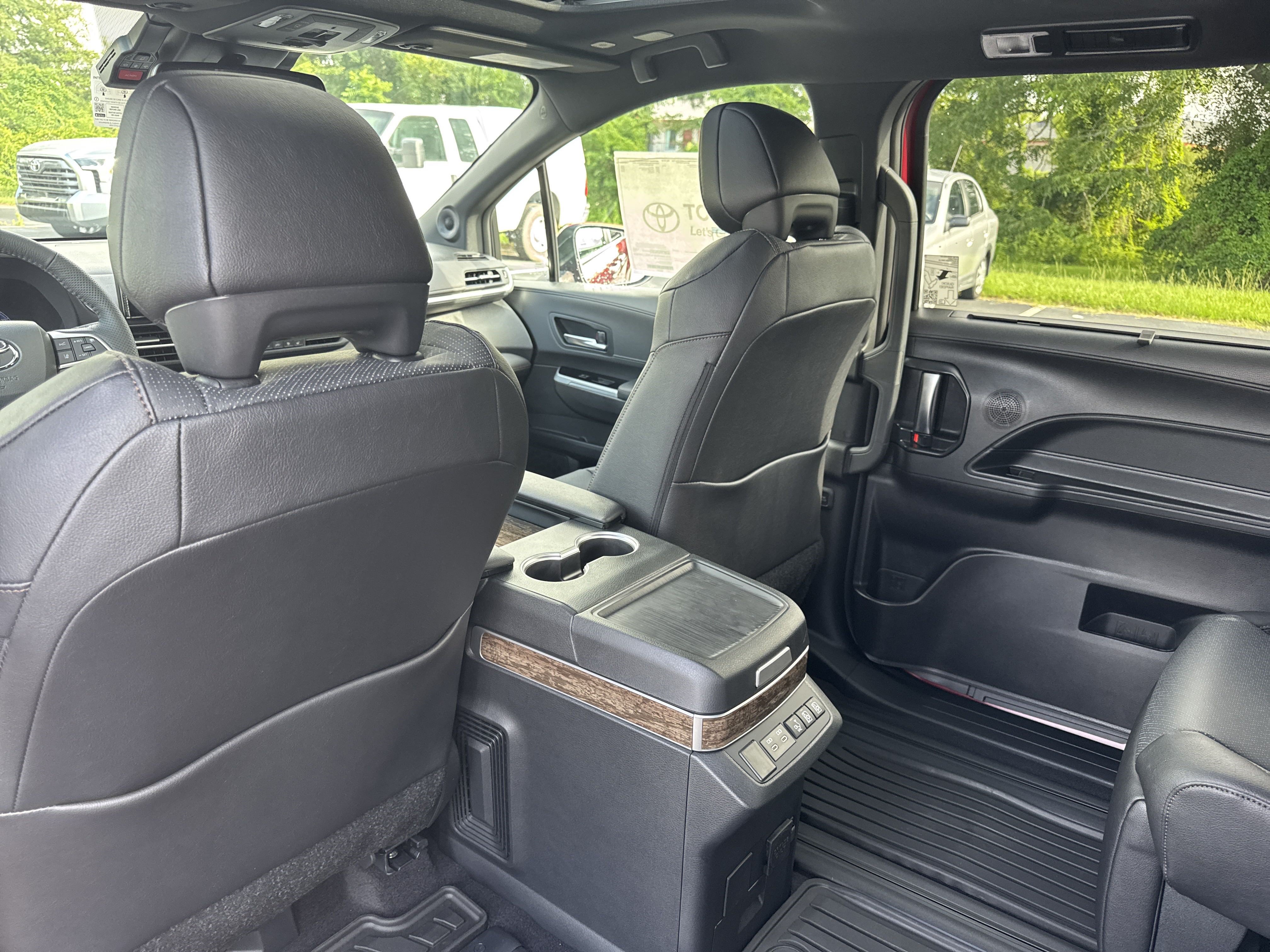 New 2025 Toyota Sienna Platinum FWD image 28