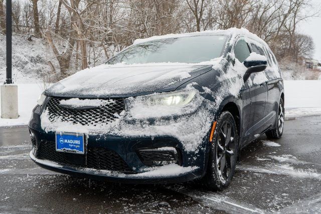 Used 2023 Chrysler Pacifica Touring-L w/ S Appearance Package image 2