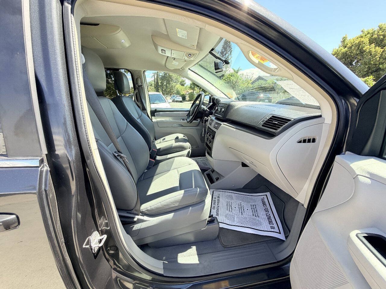 Used 2011 Volkswagen Routan SE FWD image 19