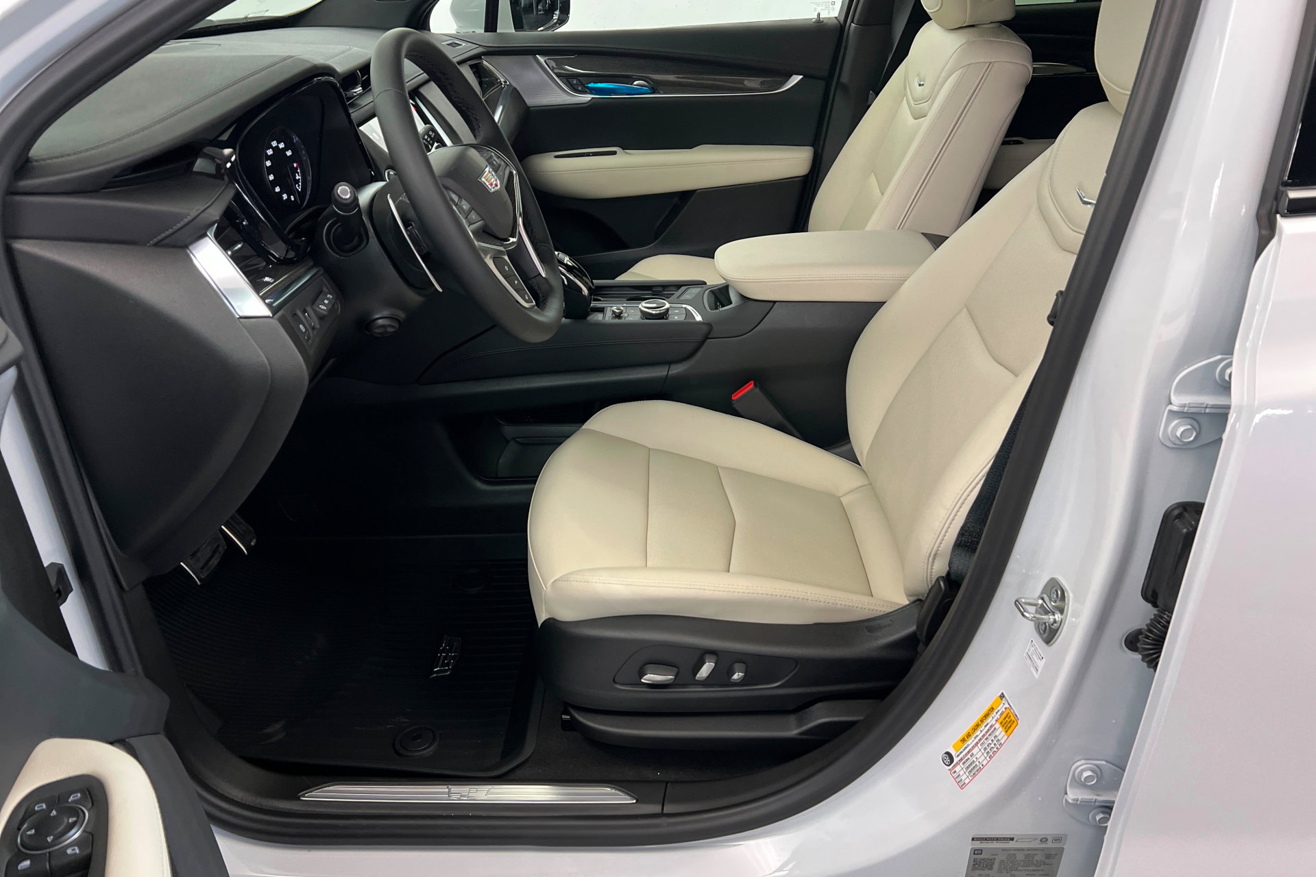 New 2026 Cadillac XT5 Sportv w/ LPO, Floor Liner Package AWD/4WD image 18