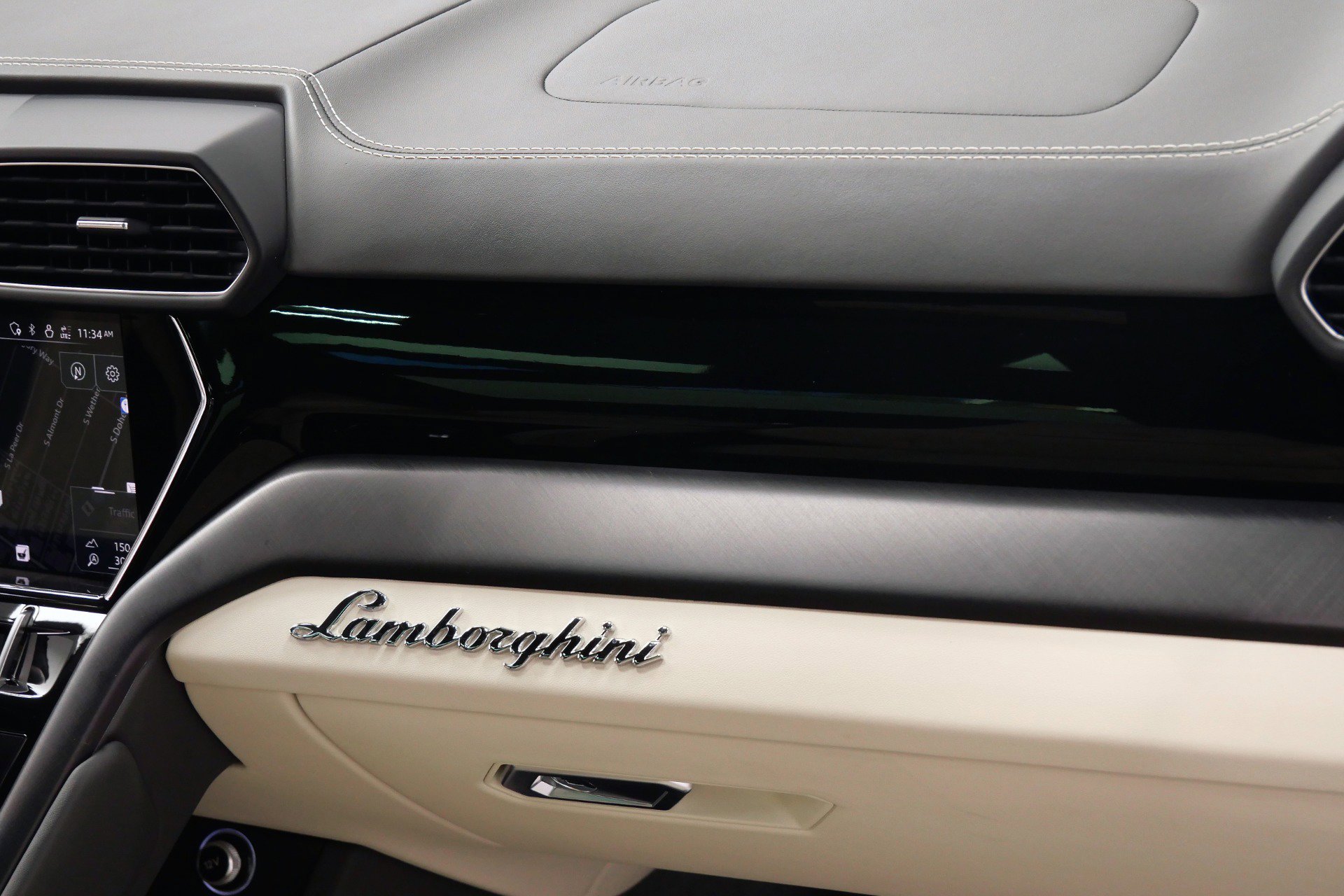 Used 2022 Lamborghini Urus AWD/4WD image 36