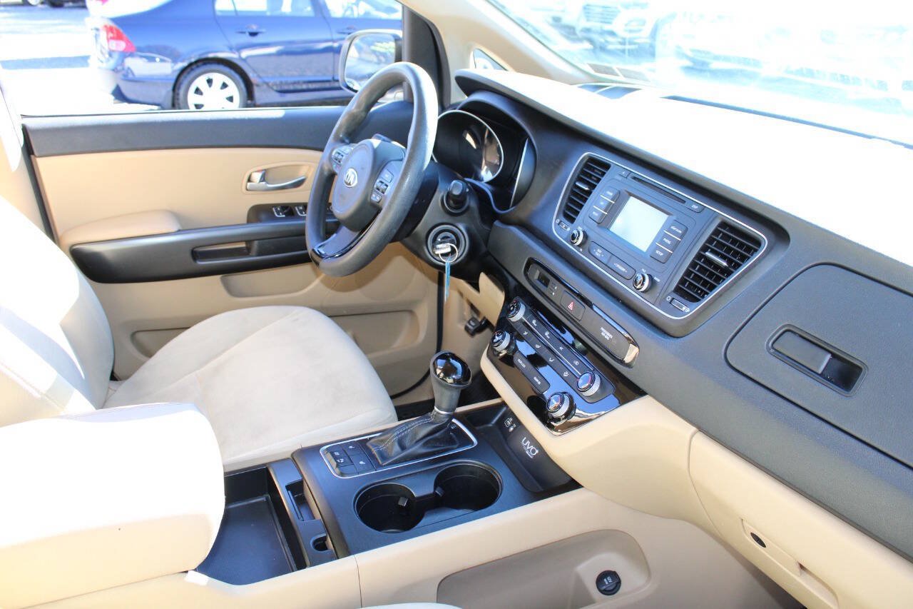 Used 2015 Kia Sedona LX w/ LX Convenience Package FWD image 12