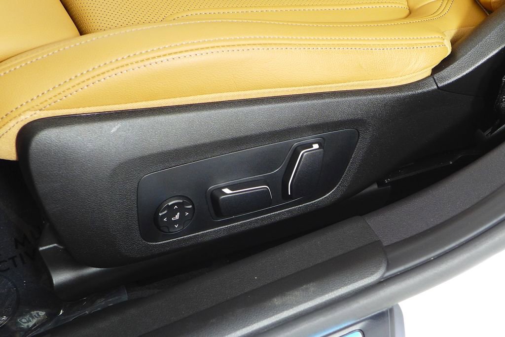 Used 2025 BMW 330i Sedan w/ Premium Package RWD image 23