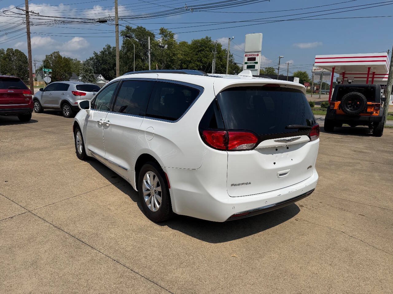 Used 2018 Chrysler Pacifica Touring-L FWD image 3