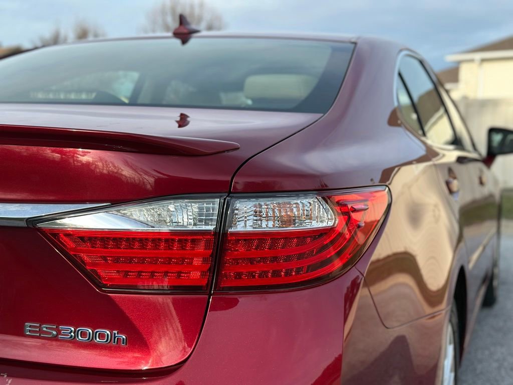 Used 2014 Lexus ES 300h w/ Luxury Package w/Bamboo Trim image 2