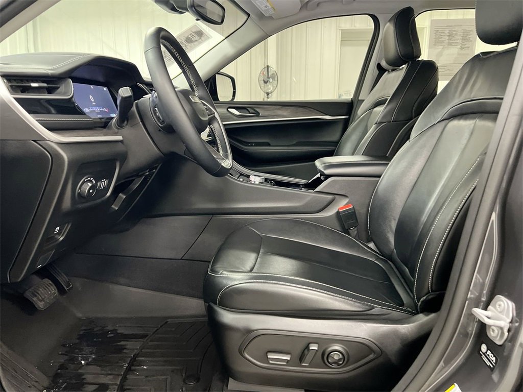 Used 2022 Jeep Grand Cherokee Limited image 19