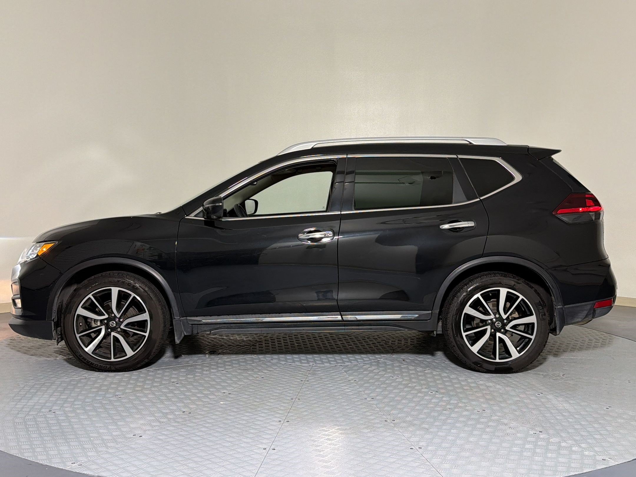 Used 2019 Nissan Rogue SL w/ Premium Package FWD image 2