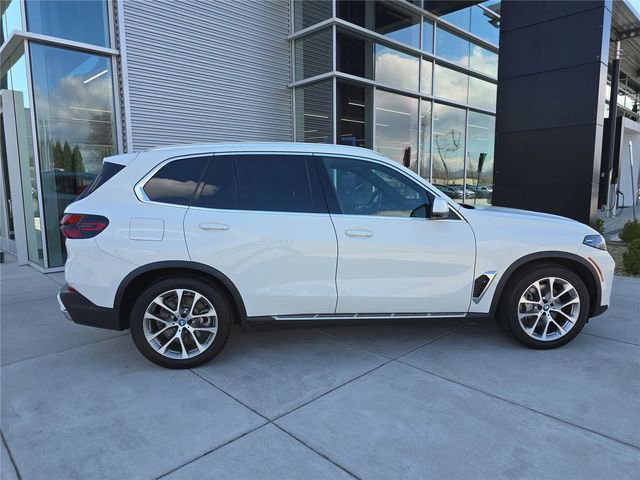 Used 2024 BMW X5 xDrive50e image 2