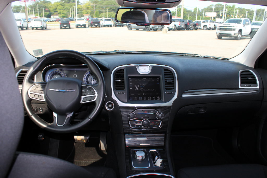 Used 2019 Chrysler 300 Touring RWD image 13