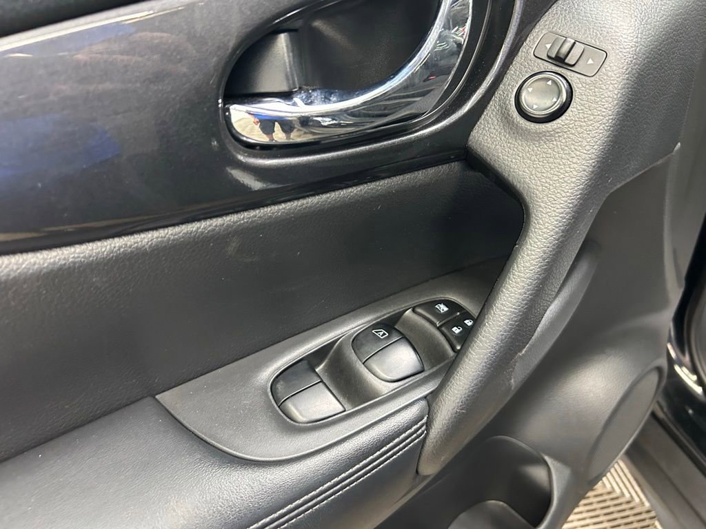 Used 2018 Nissan Rogue SV FWD image 23