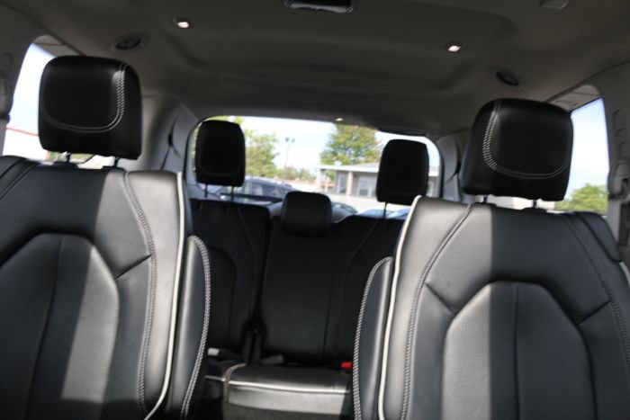 Used 2022 Chrysler Pacifica Limited w/ Uconnect Theater Family Group image 6