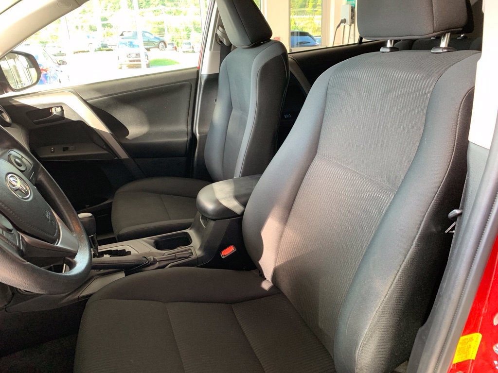 Used 2017 Toyota RAV4 LE AWD/4WD image 4
