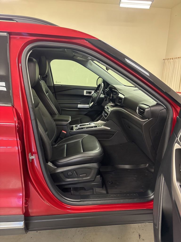 Used 2022 Ford Explorer XLT w/ Equipment Group 202A AWD/4WD image 26