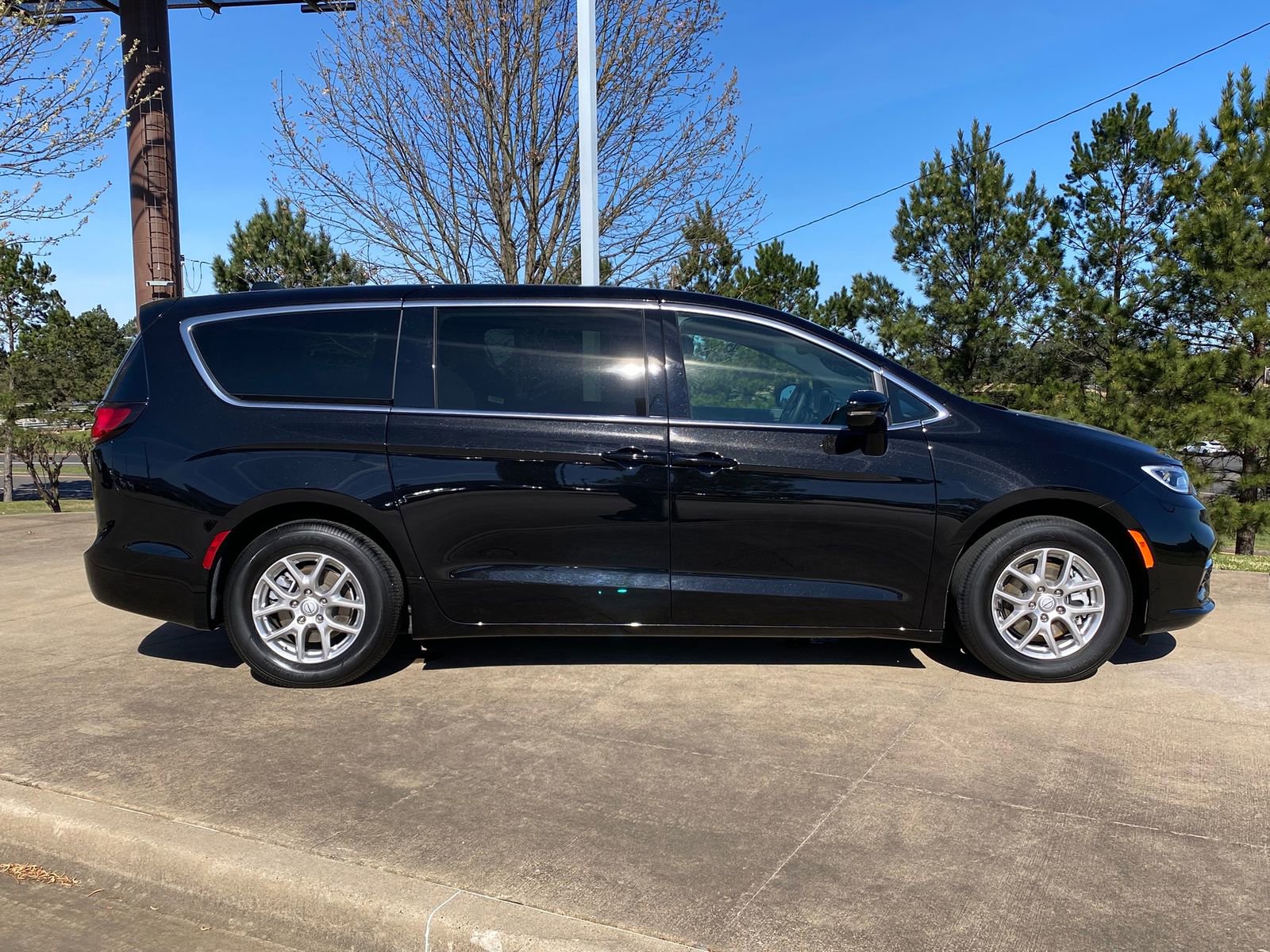 Used 2025 Chrysler Pacifica Select image 7