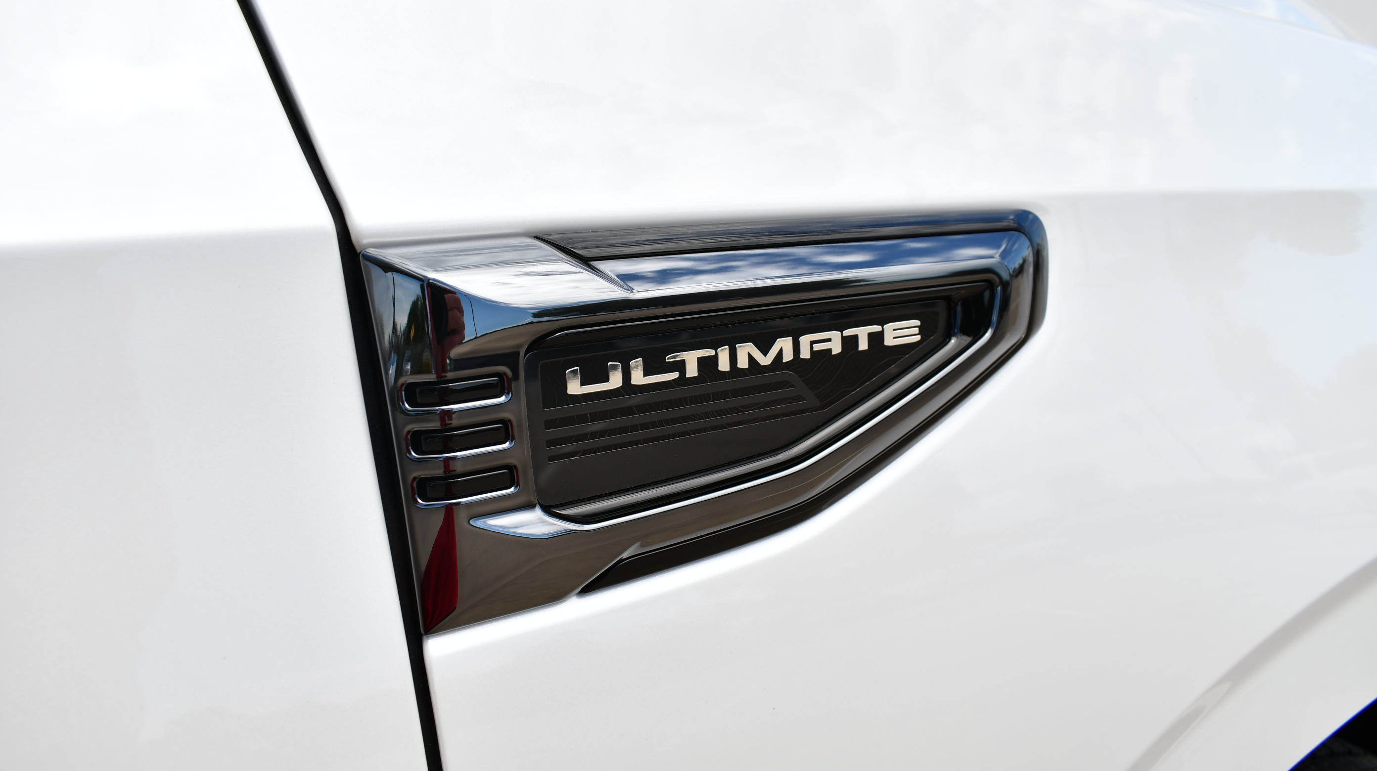 Used 2025 GMC Yukon XL Denali Ultimate AWD/4WD image 3