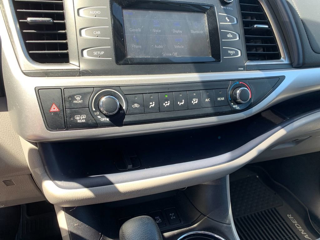 Used 2017 Toyota Highlander LE AWD/4WD image 26