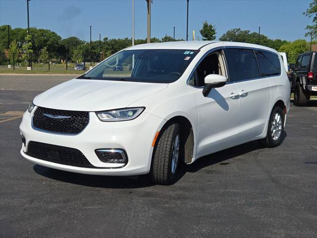 Certified 2023 Chrysler Pacifica Touring-L FWD image 3