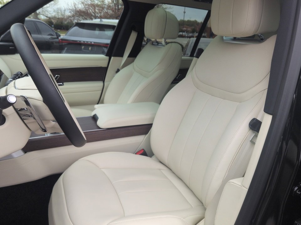 Certified 2025 Land Rover Range Rover SE image 28