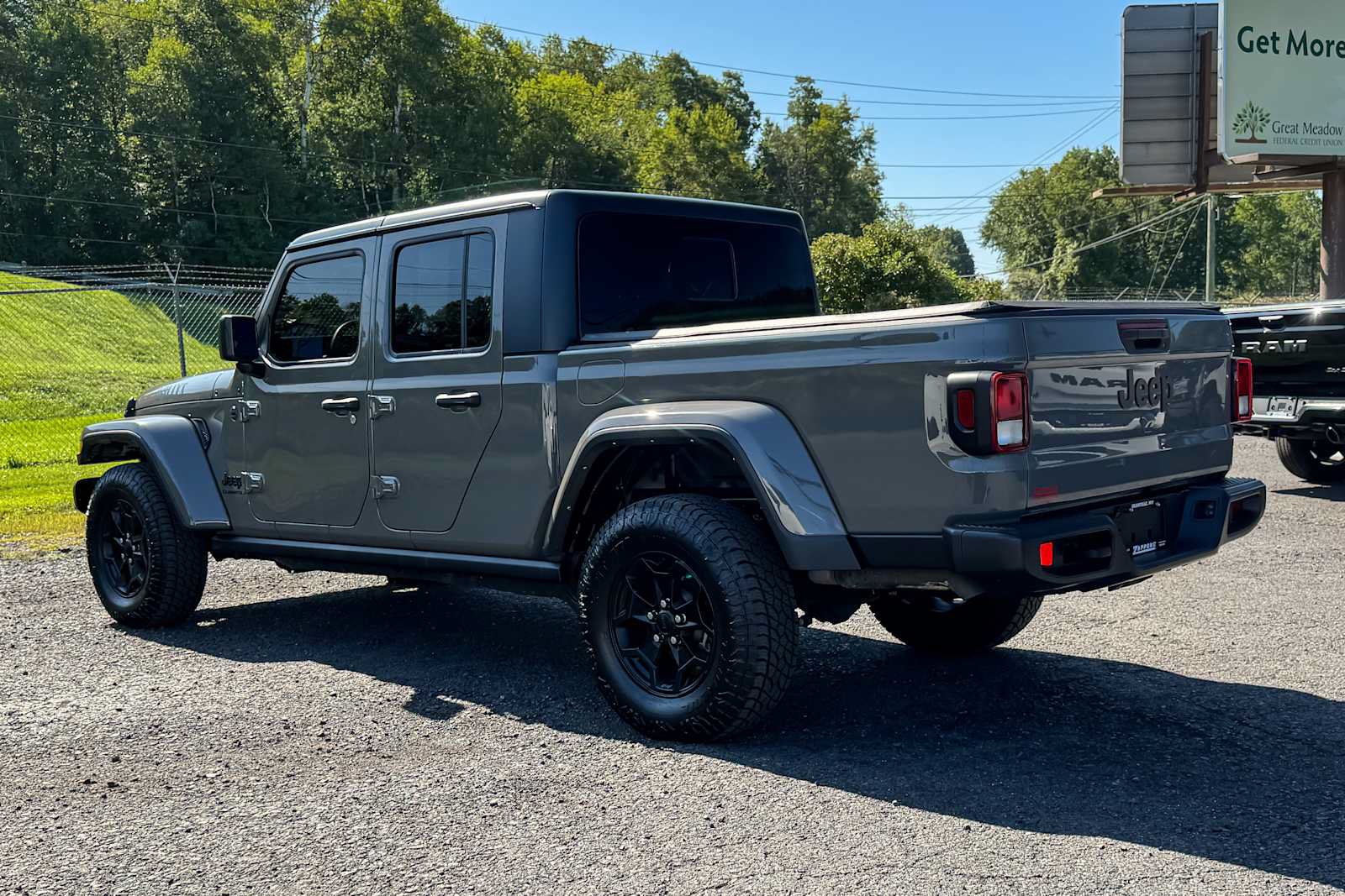 Used 2022 Jeep Gladiator Sport AWD/4WD image 5