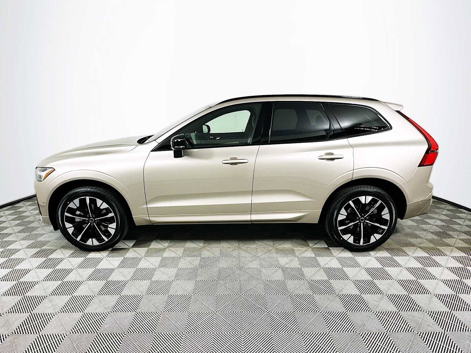 New 2026 Volvo XC60 B5 Plus w/ Protection Package Premier image 4